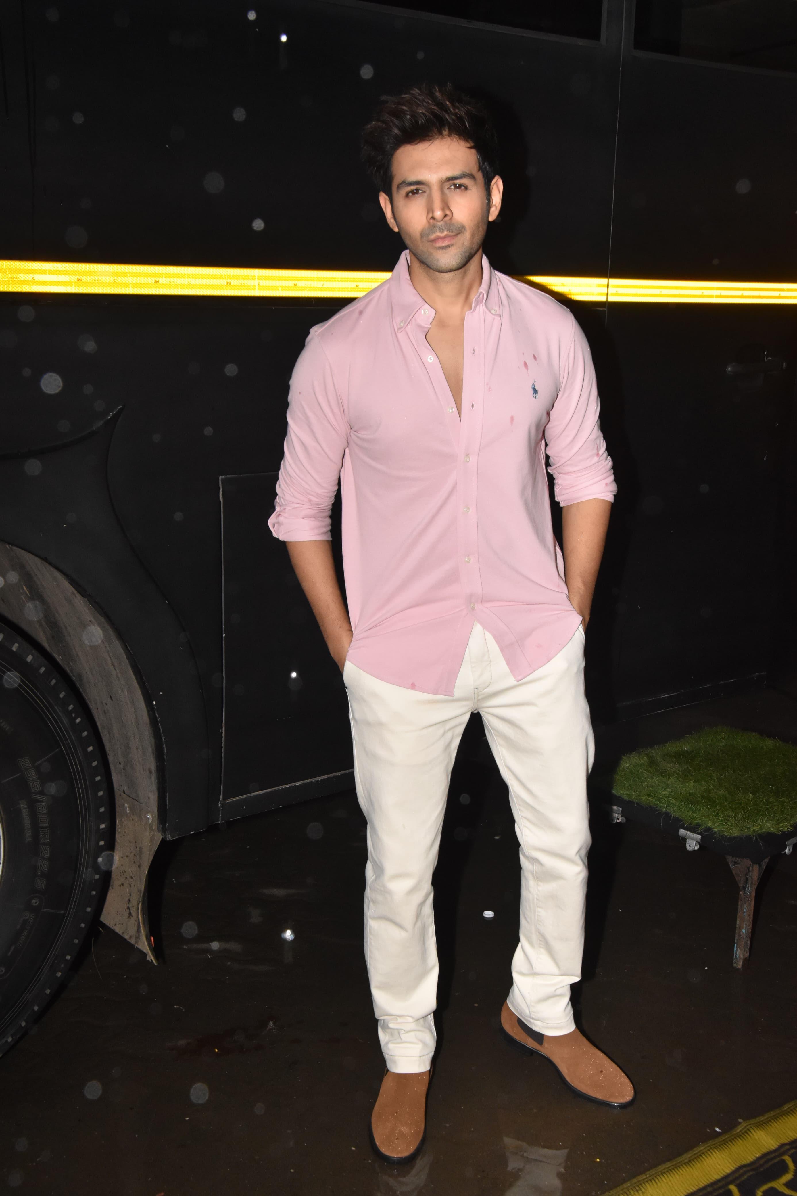 The actor looked dashing in his salmon-pink shirt and white pants